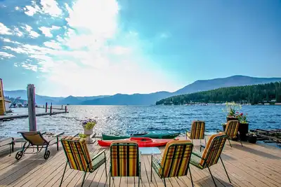Image de Tranquil Water-Front Panoramic-View Float Home on Scenic Bay Lake Pend Oreille