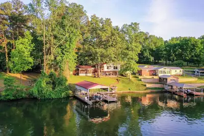 Image de 5br - Lakefront Home - King Beds, Private Dock, Kayaks, Canoe, & fast internet