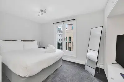 Image de Stylish Soho Retreat: 1-Br Urban Oasis
