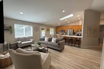Image de Cozy Getaway for Work & Play-Game Room-Walk to Hospital-Close to Hayward-Autzen