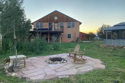 Image de The Walden House; cozy strawbale 3-bedroom home with fitness room & Hot Tub.