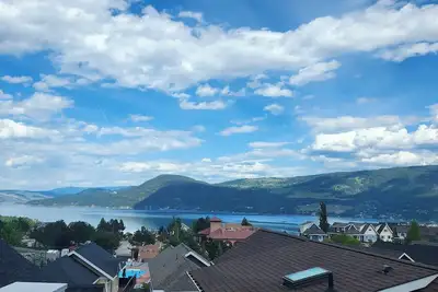 Image de Enjoy pool/ hot tub/ lakeside view/water trampolines/ for 8\n\n