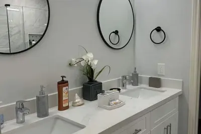 Image de Spacious 1 Bdrm Studio Montrose