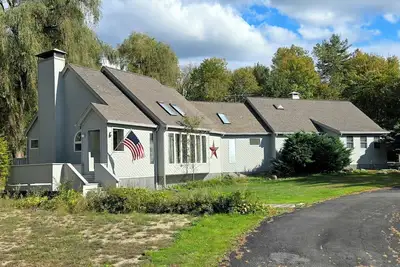 Image de Spacious 5-Bed with Pool, Firepit, and Bbq - 20-min to Saratoga and Lake George