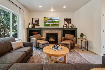 Image de Mt. Bachelor Retreat! Hot tub, game room, family suite - great for large groups!