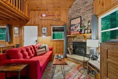 Image de Redbird Hideaway With Hot Tub