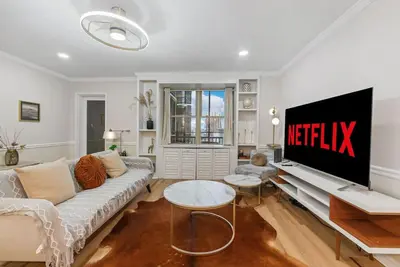 Image de Downtown Condo | City Skyline View | Walk-friendly