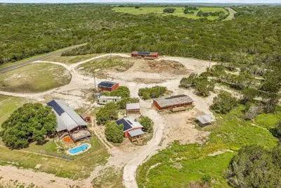 Image de 5 Cabins on 7 Acres, Pool, Sleeps 30, Scenic Views