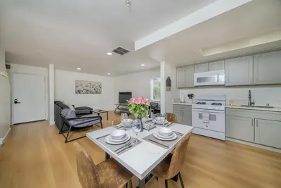 Image de 2bd\/2ba Apartment near Dt Alhambra