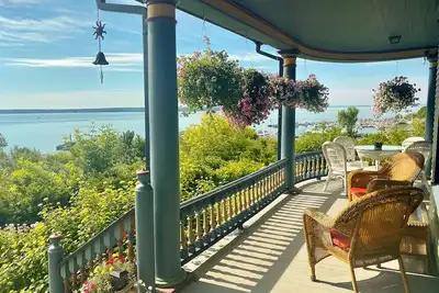 Image de Harbor Hill House-Maison-Classique-Salle de bain privée séparée-Vue sur Lac