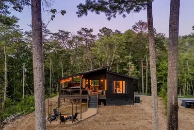 Image de New Modern Design! Treetop Escape! Hot Tub, Fireplace, Fire Pit & Views! !
