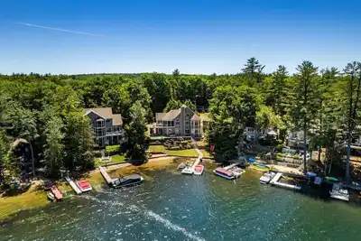 Image de Unwind in Waterfront Luxury: Custom Home in a Peaceful Cove