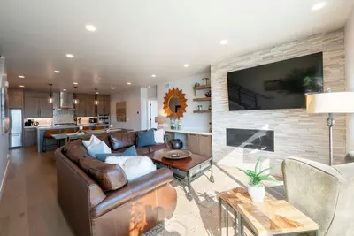 Image de Stunning Ski & Lake Views, Private Hot Tub, Exceptional Furnishings!