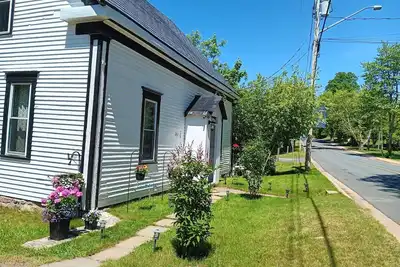 Image de Beautiful renovated three-bedroom house for rent October 1, 2026 - May 1, 2027.