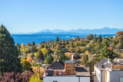 Image de New home w/ water view & sauna