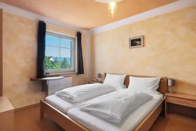 Image de Chambre 'Zimmer 5 - Familienzimmer' avec vue sur la montagne, terrasse partagée et Wi-Fi