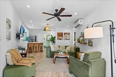 Image de Classy Condo in the heart of town