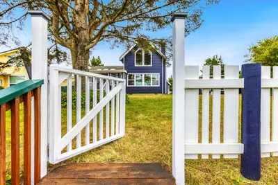 Image de Charming 3br home with waterfront access and dock.