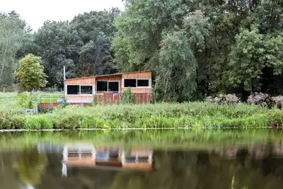 Image de Cozy and luxurious nature cottage overlooking the river Vecht