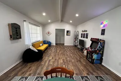Image de Arcade Poker & Games- Pet Friendly! Sleeps 9! 2 living areas - Fully Remodeled!