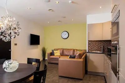 One-Bedroom Luxe Apartment 14 (Sleeps 5)