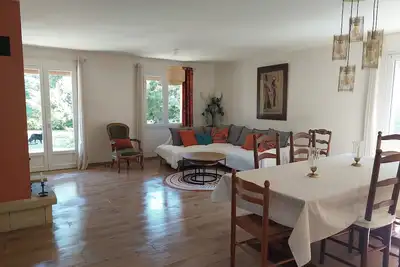 Image de Maison spacieuse de plain-pied arborée en Périgord noir.