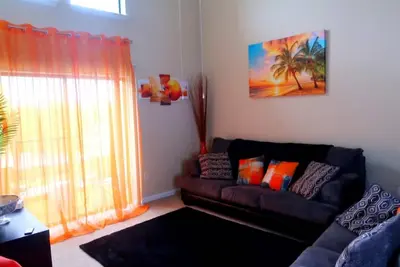 Image de Sunset Stays w/2qb/Balcony/ 3 Mins from Shopping & Dining