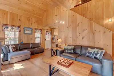 Image de Creekside Cabin fire pit pizza oven dogs hot tub