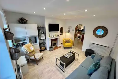 Image de 3 Bed, 2 Bath House with parking & Garden, Brooklands Weybridge Sw London