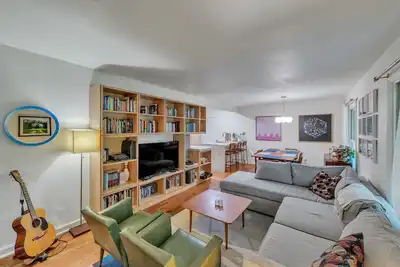 Image de Charming Mid-Century Modern Home in Shannon Park by RedAwning