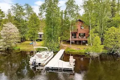 Image de Lakefront Cabin w/ Summer Bunkhouse/June-Aug\nSleeps 10/Sept-May Sleeps up to 6