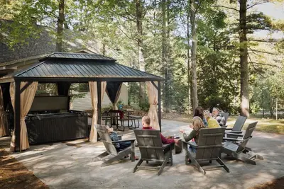 Image de A Frame! | Steps to Lake Mi w/ Fireplace & Hot Tub!