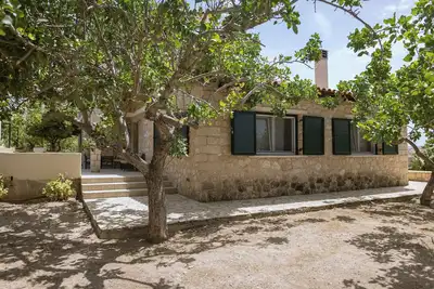 1960s Stonehouse, with spacious veranda & garden, 5min from the beach