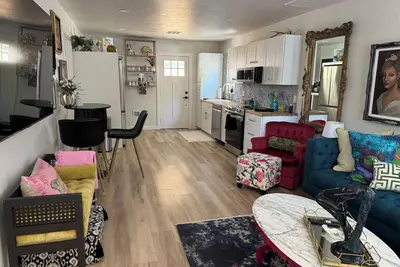 Image de Fully remodeled charming home right off Main is the Perfect walkable location!