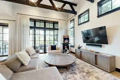 Image de Spacious 4 Bedroom Designer Home within the gates of The Reserve!