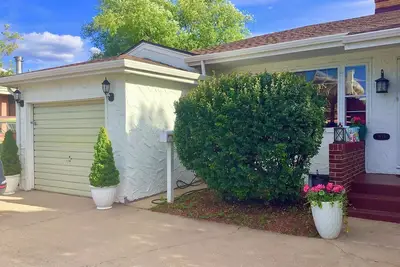 Image de Quaint Downstairs Apartment by Campus w/amenities