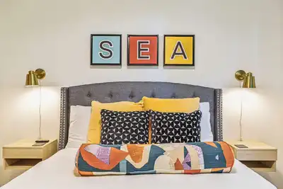 Image de Travelers Dream-Steps to Space Needle- Shared Backyard