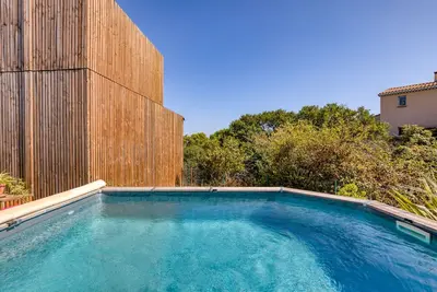 Image de Maison de vacances 'Greenkub' avec piscine partagée, Wi-Fi et climatisation