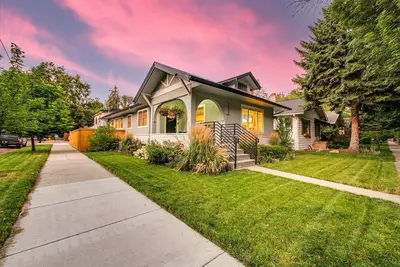 Image de #HabitueHomes - The Silver Maple - Hot Tub!