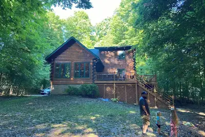Image de 4-bedroom cabin in peaceful Apple Valley with Ac, WiFi. Enjoy nature retreat.