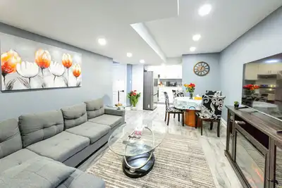 Image de Spacious 2Bd family suite with full kitchen. Centrally located.