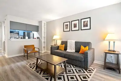 Image de Stylish Urban Retreat | Prime Location Near Houston’s City Center