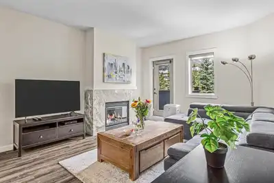 Image de 1200sqft 3br/2bt + Hot Tub & Pool | Sleeps 10