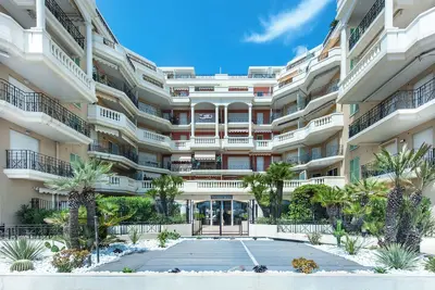 Image de Superbe studio avec terrasse en front de mer