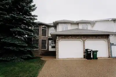 Image de The Masterpiece House - 5 bedroom house in charming Edmonton with WiFi, jacuzzi