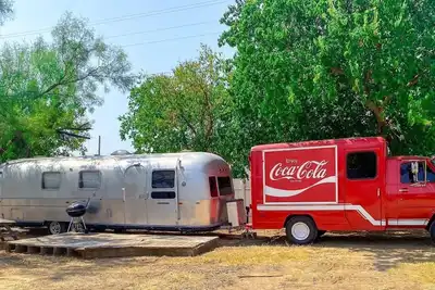 Image de Coke and a Smile close to Rocker B w/ hot tub