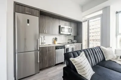 Image de Stylish Downtown Condo, close to all amenities and transit