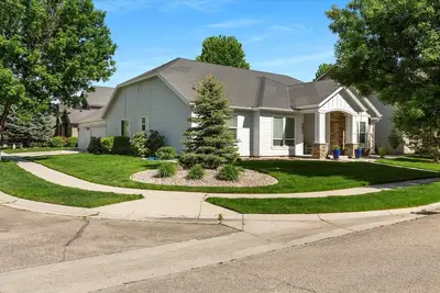 Image de Spacious Designer Home-Hardwoods, Granite, Stainless, Patio & Access to 4 pools.