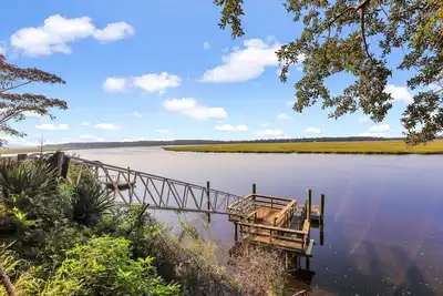 Image de The River Hut, A Charming 3-Bed 3 Ba House and Bunk House with Deep Water Dock!
