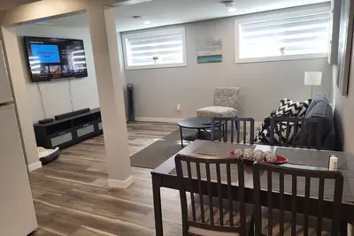 Image de Practical-ly home\n2 bedroom  quiet and peaceful suite. \ntons of natural light\n